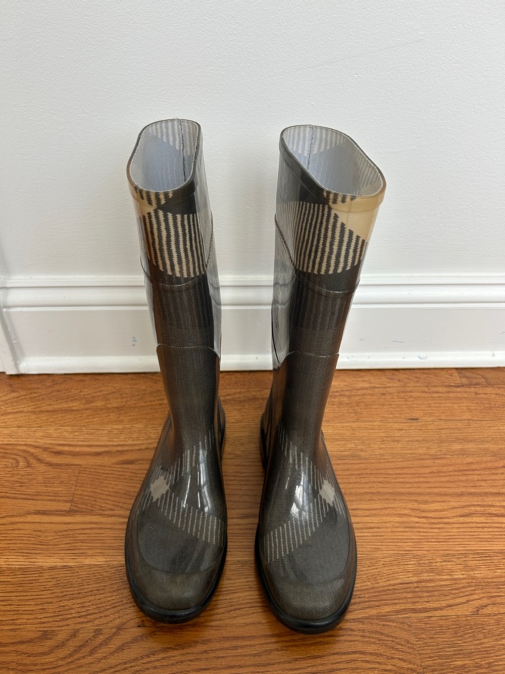 Burberry rainboots size 37 (6.5)